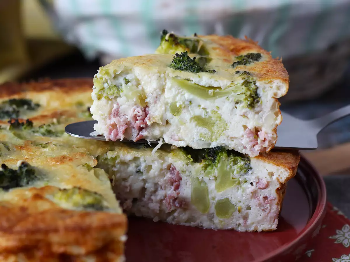 Rețetă Quiche fără aluat cu broccoli, pancetta și brânză cottage
