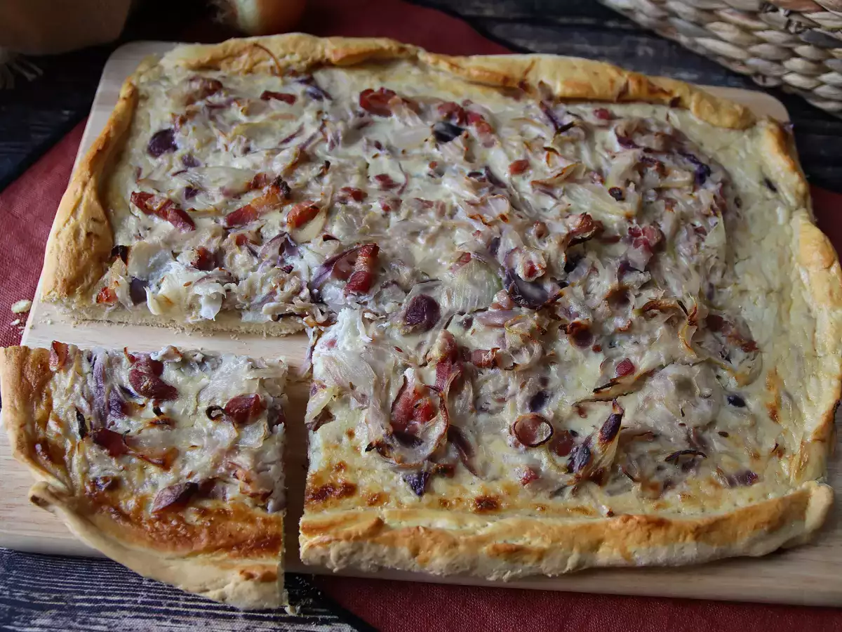 Rețetă Zwiebelkuchen: plăcinta germană cu ceapă moale și bucăți de bacon