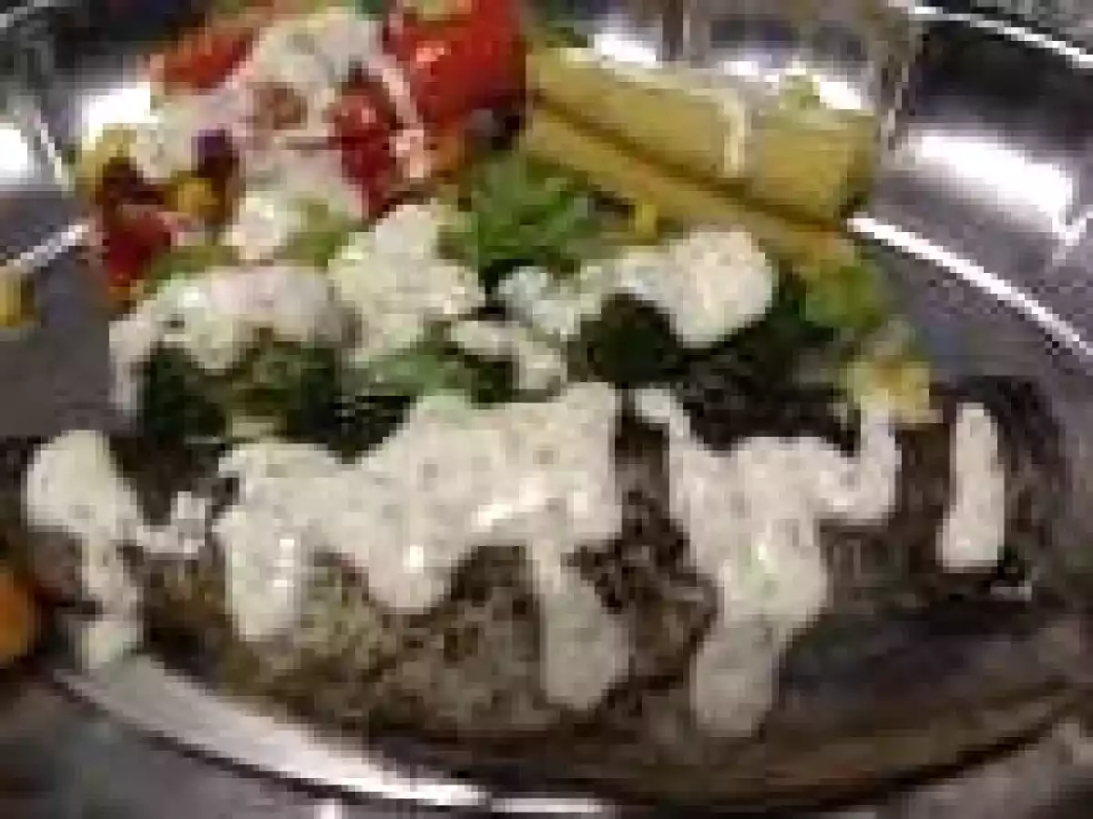 Pastrav la gratar cu legume si sos de branza