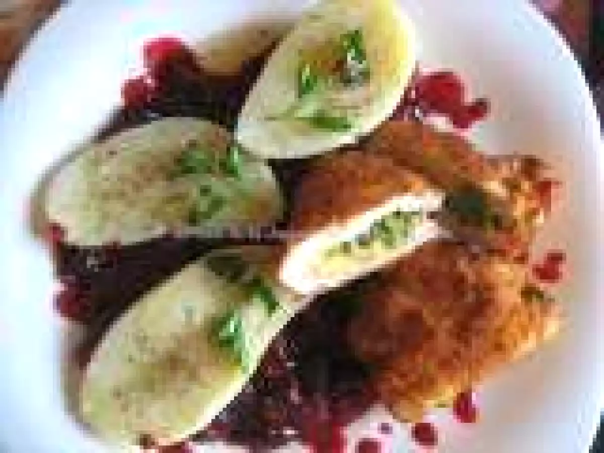 BUZUNARELE DIN PIEPT DE PUI CU CARTOFI NOI SI SOS DE VISINE