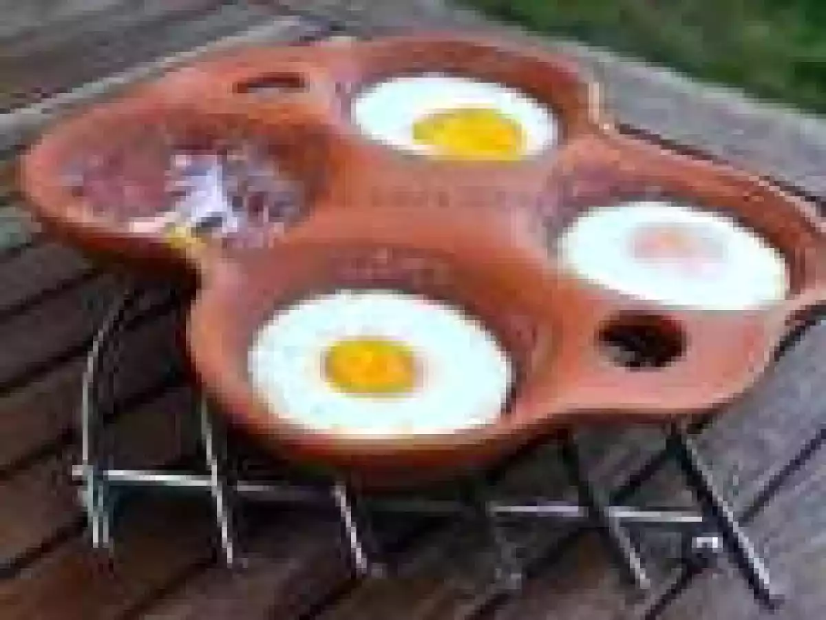 Oua ochiuri, in vasul de lut