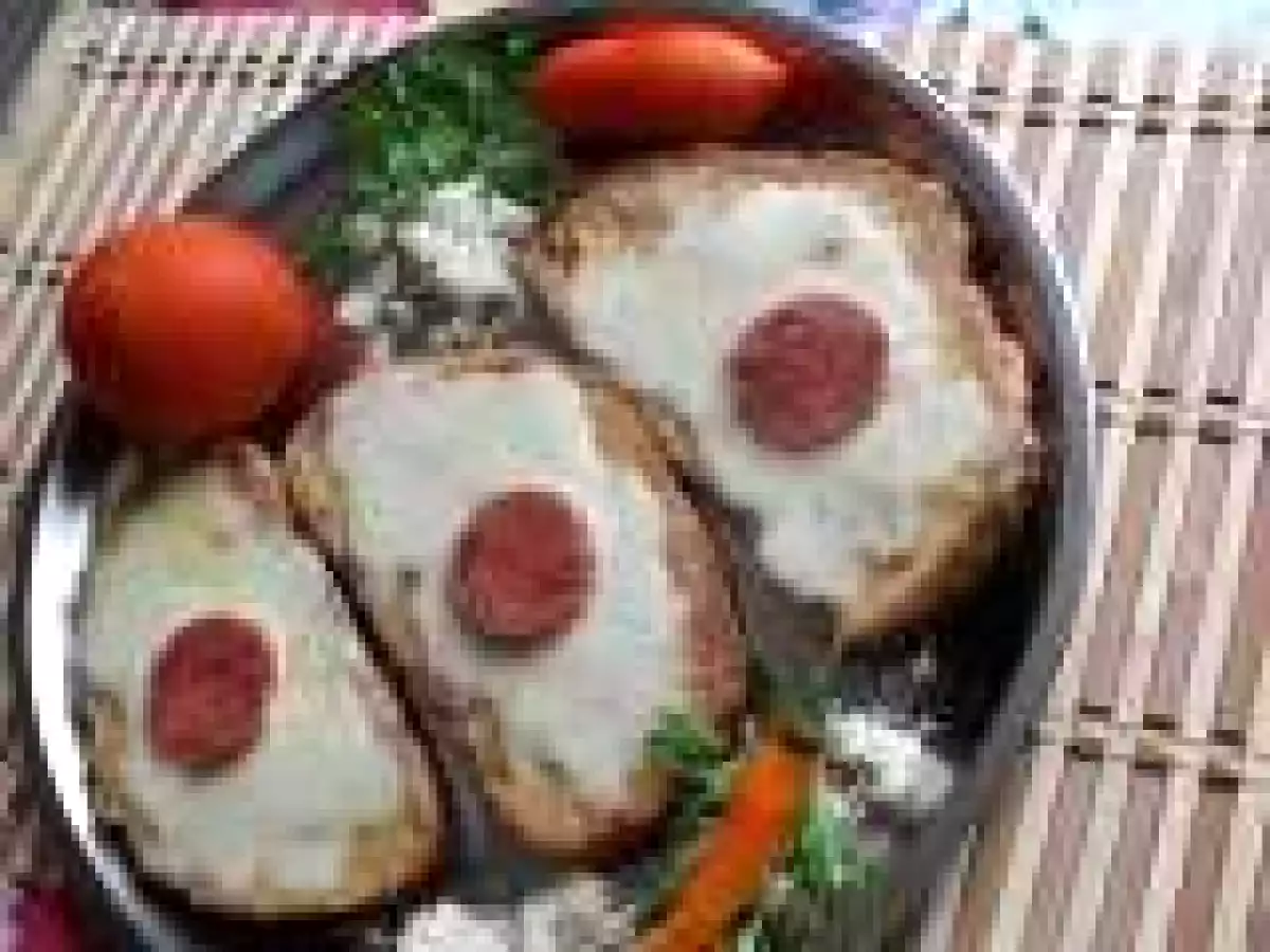 Paine prajita cu ou si branza de oaie