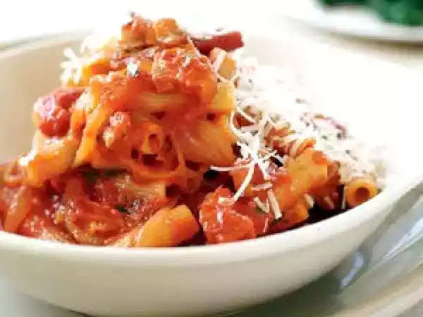 Rețetă Paste cu bacon, sos de rosii si busuioc