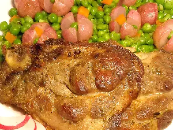 Rețetă Ceafă de porc cu garnitură de ridichi și mazăre