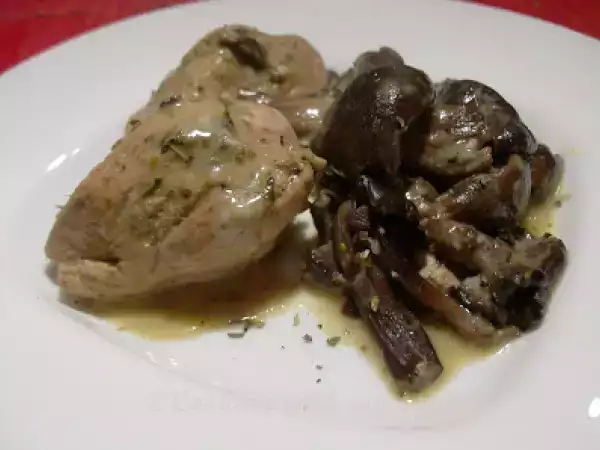 Rețetă Ciuperci de pădure cu pui și sos de smântână