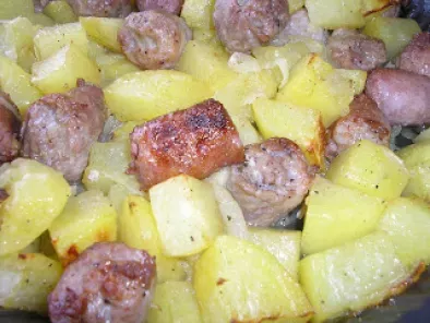 Rețetă Patate con salsiccia al forno (cartofi cu carnati la cuptor)