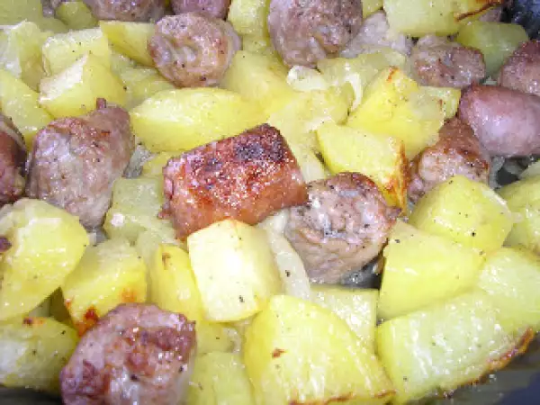 Rețetă Patate con salsiccia al forno (cartofi cu cârnați la cuptor)