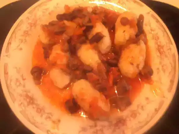 Rețetă Galuste de cartofi cu sos de rosii si ciuperci