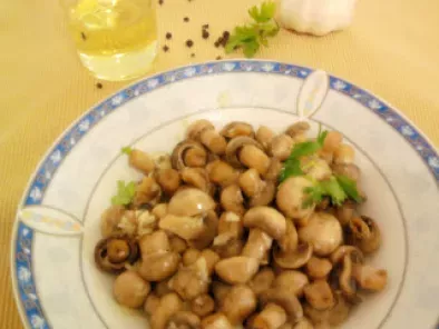 Salata de ciuperci cu usturoi