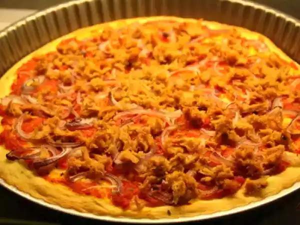 Rețetă Pizza cu ton si ceapa