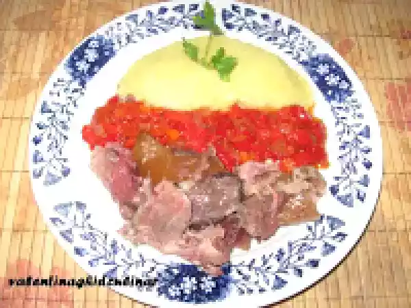 Rețetă Ciolan afumat fiert in vin servit cu piure de cartofi cu nucsoara