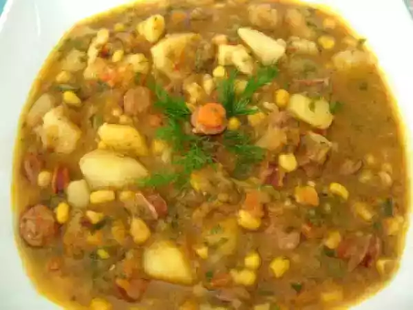 Rețetă Mancare de cartofi cu porumb si carnati