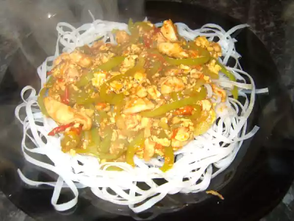 Rețetă Pui cu legume in stil asiatic cu taietei de orez