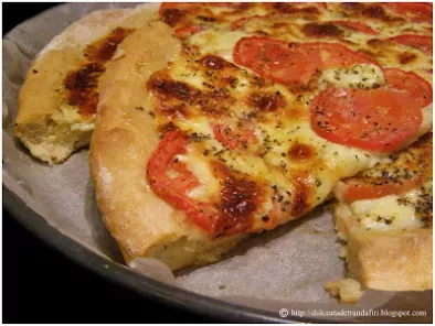 Rețetă Pizza cu mozzarella si rosii