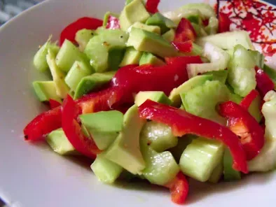Rețetă Salata cu avocado, tulpini de telina si ardei
