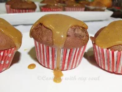 Rețetă Briose umplute cu caramele (caramel filled cupcakes)