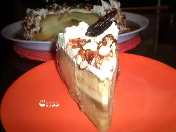 Rețetă Tort cu crema de zahar ars si migdale caramelizate