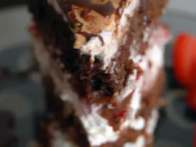 Rețetă Tort meringue cu ciocolata si capsune