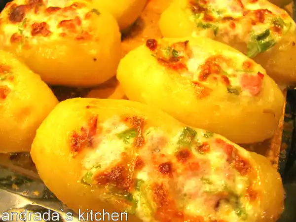 Rețetă Cartofi umpluti cu mascarpone si sunca afumata