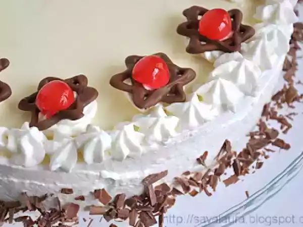 Rețetă Tort cu rulada de capsuni si crema de vanilie