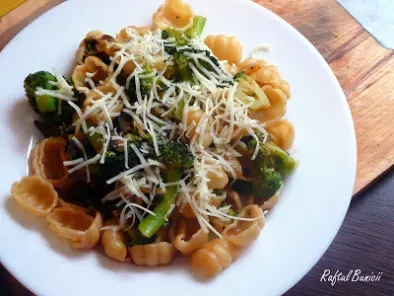Rețetă Gnocchi cu broccoli, masline si stafide