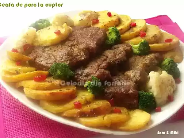 Rețetă Ceafa de porc la cuptor cu gratin de cartofi