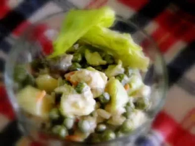 Rețetă Salata fantezie din mazare, nuci, mere si banane impopotonate