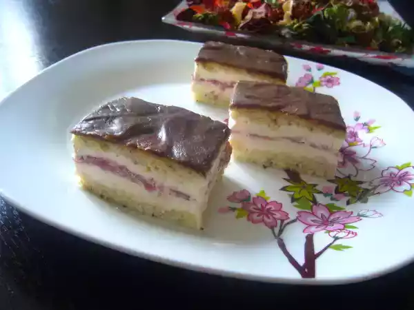 Rețetă Prajitura cu crema mascarpone, jeleu de capsuni si ciocolata