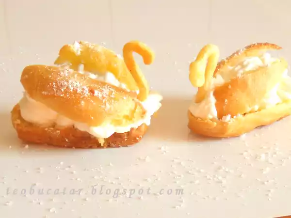 Rețetă Ecler cu crema de vanilie si frisca