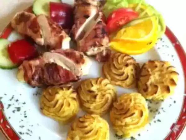 Rețetă Piept de pui umplut cu mozzarela si invelita in bacon