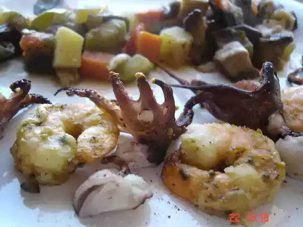 Rețetă Caracatita si creveti la gratar cu legume