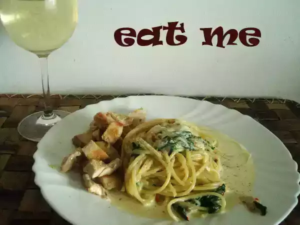 Rețetă Spaghete cu sos alb, piept de pui si leurda