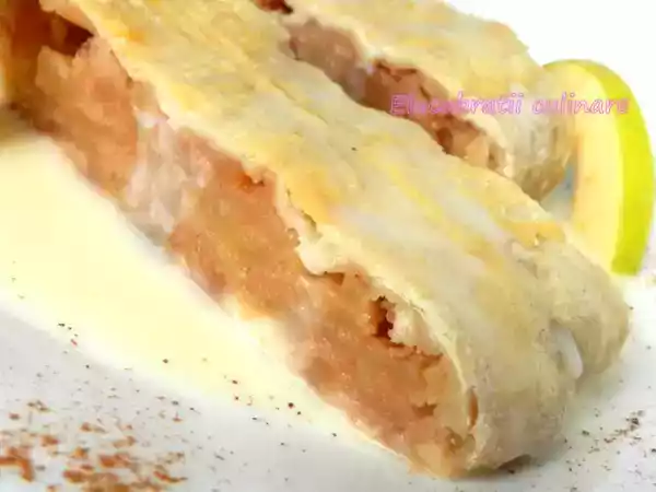 Rețetă Ștrudel vienez cu sos de vanilie