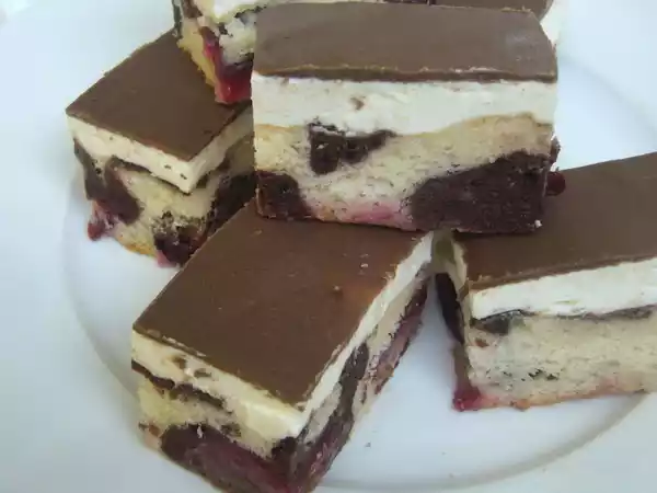 Rețetă Prajitura marmorata cu prune si crema de branza