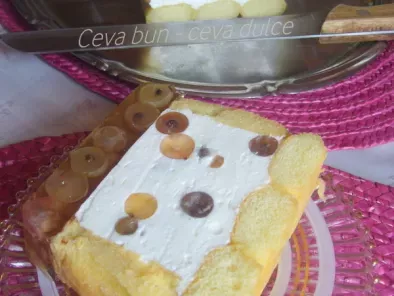 Rețetă Tort cu crema de iaurt si struguri