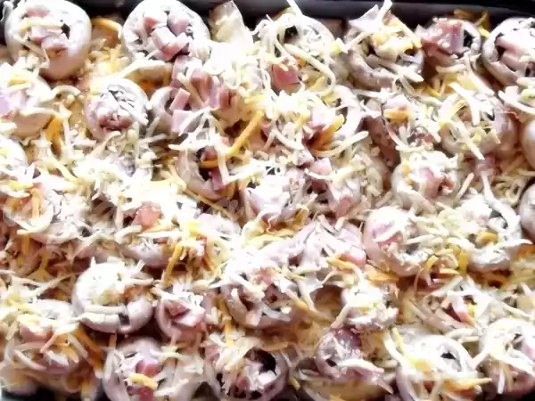 Rețetă Ciuperci la cuptor umplute pe pat de cartofi