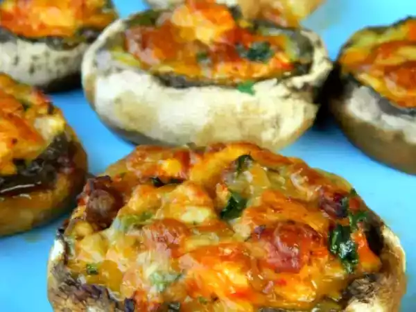 Rețetă Ciuperci umplute cu pui, ardei si branza cedar