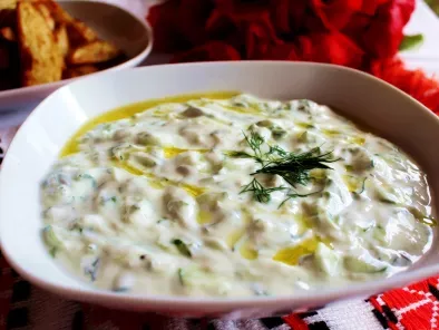 Tzatziki - salata de castraveti si iaurt (reteta video)