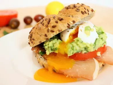 Rețetă Sandwich cu ou posat si guacamole