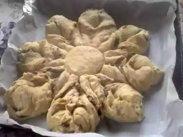Rețetă Cozonac floare cu ciocolată și stafide