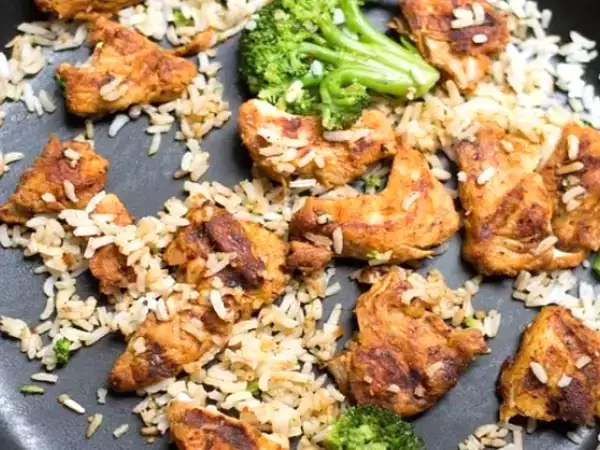 Rețetă Orez brun cu broccoli şi pui