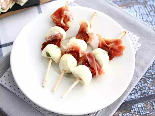 Rețetă Frigarui apertiv cu mozzarella, prosciutto si rosii uscate