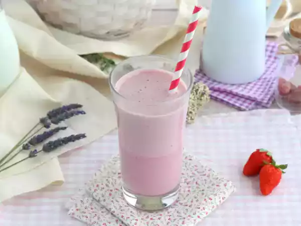 Rețetă Milkshake cu zmeura si capsune