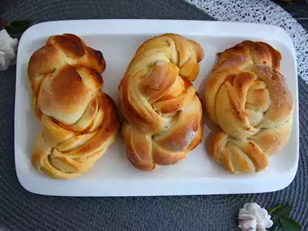 Rețetă Brioches tressées cu gem de caise