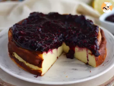 Cheesecake cu lapte condensat indulcit si gem de fructe rosii