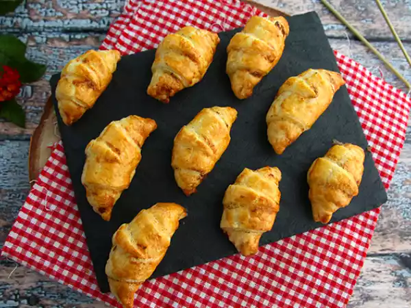 Rețetă Croissante cu sunca si crema de branza