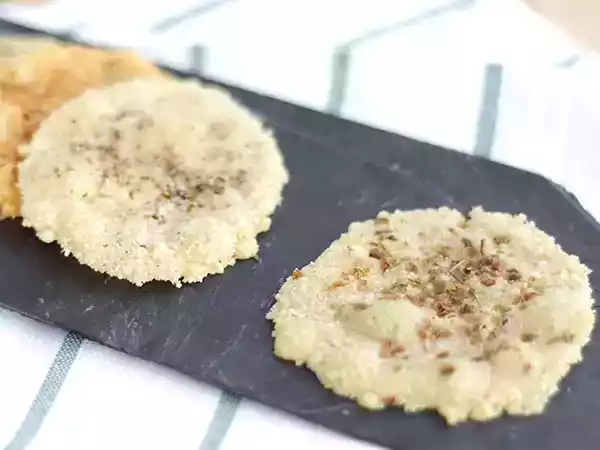 Rețetă Chipsuri de parmezan cu plante aromatice si condimente