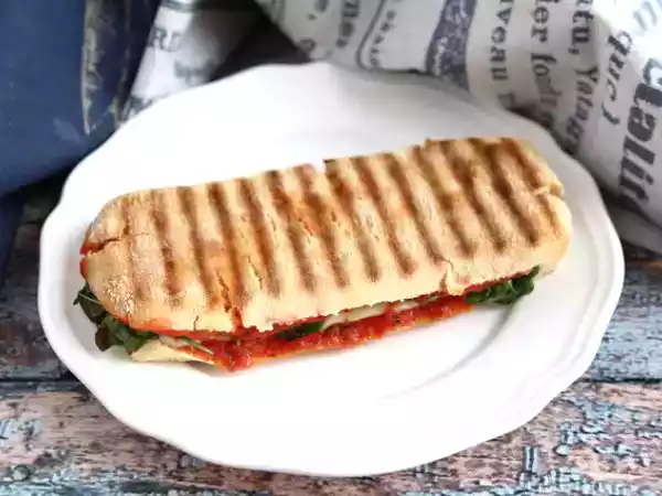 Rețetă Panini cu chorizo si emmental