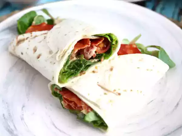 Rețetă Sandwich wrap cu carnat, avocado si rosii
