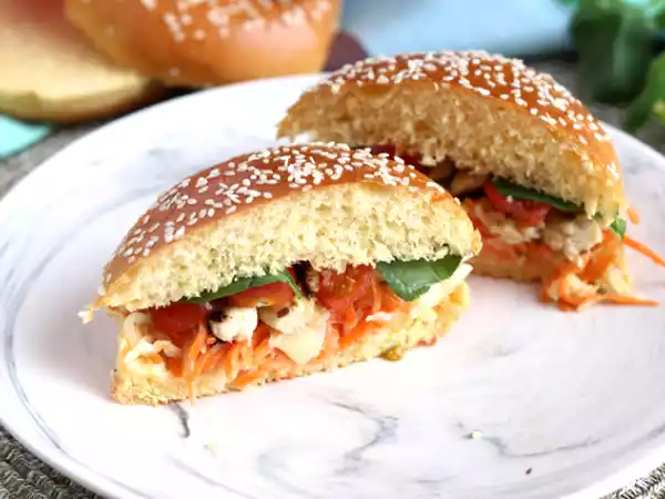 Rețetă Sandwich cu pui marinat, salata de varza, rosii, busuioc